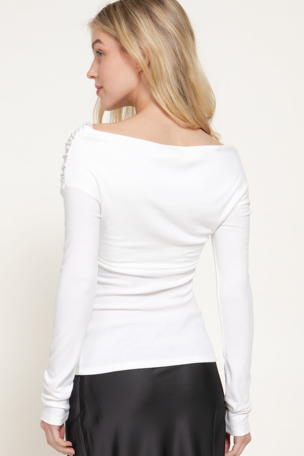 Blusa hombro asimétrico drapeada