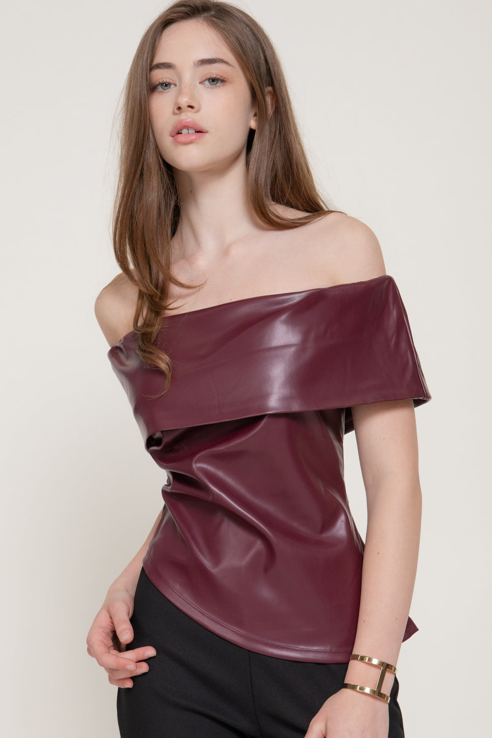 Blusa de piel sintética hombros descubiertos